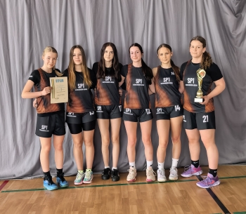 Od lewej : Natalia Jarecka  Kubiak Lena- rezerwa Włodarek Julia - rezerwa Kocięba Klaudia Drożdżal Lena  Olińska Maja - kapitan 