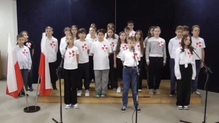 Pieśń patriotyczna w wykonaniu uczniów klasy 6 D pod batutą pani Anny Ciołkowski...